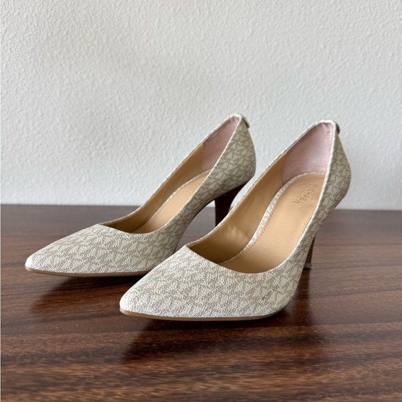 MICHAEL Michael Kors Cream Lace Heels - Picture 3 of 12